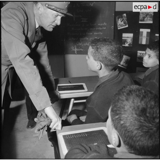 Cherchell. Ecole militaire d'infanterie. Le général Allard s'entretient avec un jeune élève.