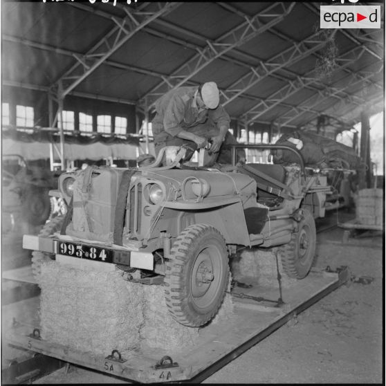 Sud algérien. Opération Violet. Réparation et préparation d'une jeep.