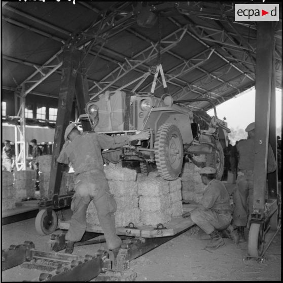 Sud algérien. Opération Violet. Réparation et préparation d'une jeep.