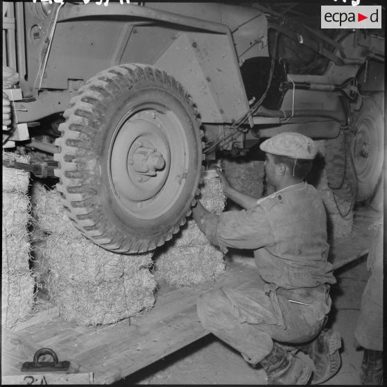 Sud algérien. Opération Violet. Réparation et préparation d'une jeep.