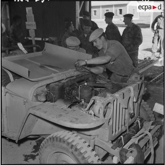 Sud algérien. Opération Violet. Réparation et préparation d'une jeep.