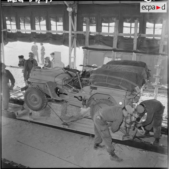 Sud algérien. Opération Violet. Réparation et préparation d'une jeep.