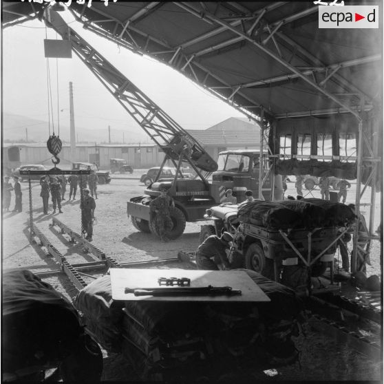 Sud algérien. Opération Violet. Préparation d'une jeep et vue du remorqueur avec la grue.