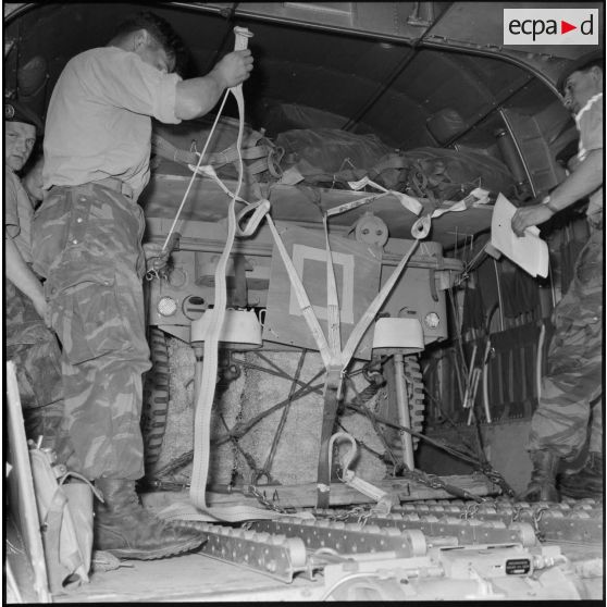 Sud algérien. Opération Violet. Les soldats embarquent une jeep et le matériel dans l'avion Nord-2501 Noratlas.