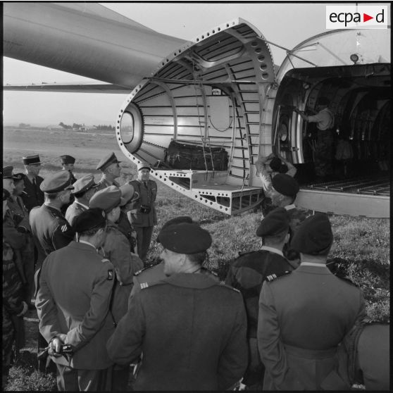 Sud algérien. Opération Violet. Les soldats préparent l'avion Nord-2501 Noratlas pour embarquer les jeeps et le matériel, sous le regard des autorités.