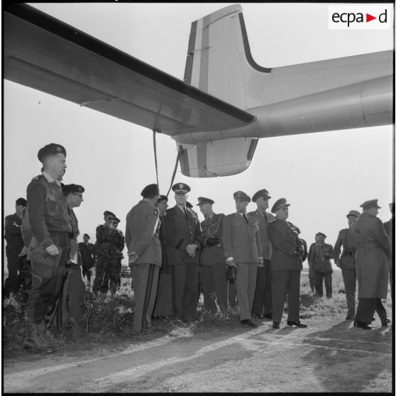 Sud algérien. Opération Violet. Les autorités regardent les soldats préparer l'avion Nord-2501 Noratlas pour embarquer les jeeps et le matériel.