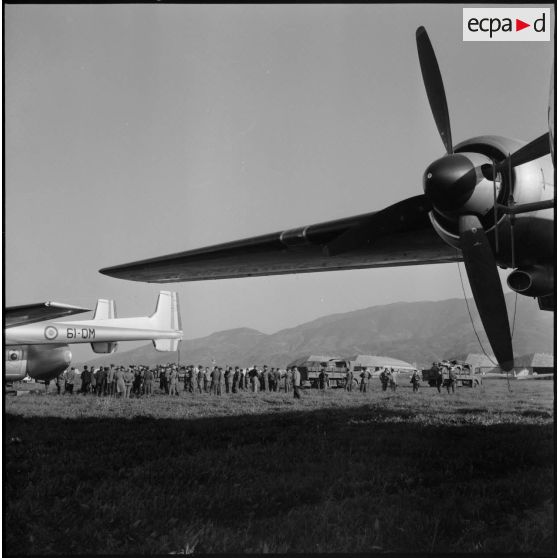 Sud algérien. Opération Violet. Les autorités regardent les soldats préparer l'avion Nord-2501 Noratlas pour embarquer les jeeps et le matériel.