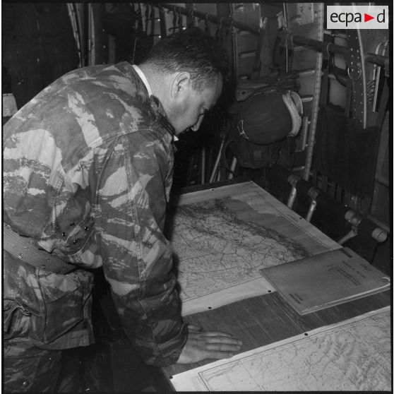 Sud algérien. Opération Violet. Un parachutiste regarde une carte à bord de l'avion Nord-2501 Noratlas.