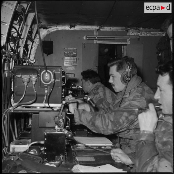 Sud algérien. Opération Violet. L'équipe technique à bord de l'avion Nord-2501 Noratlas.