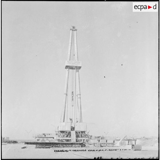 Bordj Nili. Camp Deustche Schachtbau und Tiefbohr. Le derrick.