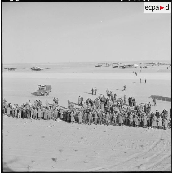 Hassi-R'Mel. Les autorités assistent à la grande manoeuvre aéroportée du 1er régiment de chasseurs parachutistes (RCP).