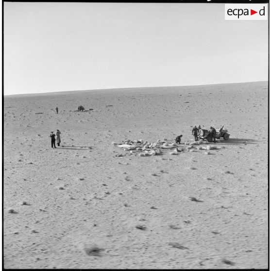 Hassi-R'Mel. Les autorités assistent à la récupération des jeeps par les soldats du 1er régiment de chasseurs parachutistes (RCP).