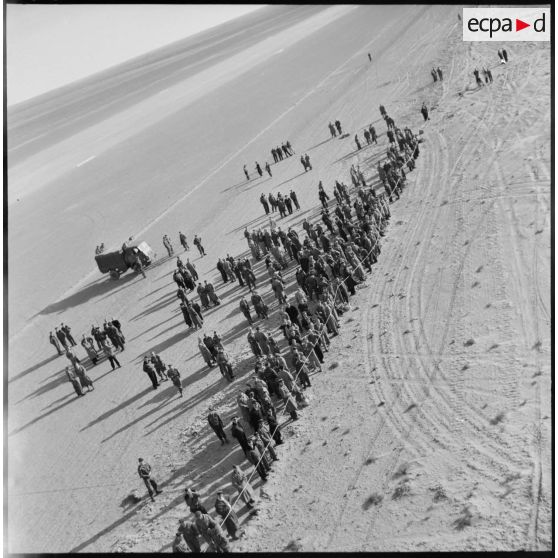 Hassi-R'Mel. Les autorités assistent à la grande manoeuvre aéroportée du 1er régiment de chasseurs parachutistes (RCP).