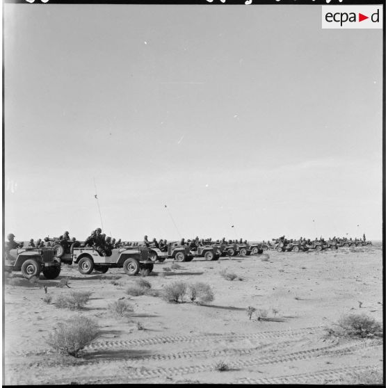 Hassi-R'Mel. Les soldats du 1er régiment de chasseurs parachutistes (RCP) roulent à bord des jeeps.