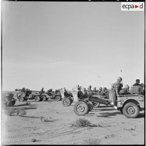 Hassi-R'Mel. Les soldats du 1er régiment de chasseurs parachutistes (RCP) roulent à bord des jeeps