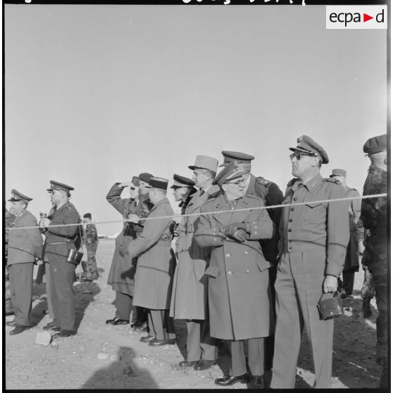 Hassi-R'Mel. Les autorités assistent à la grande manoeuvre aéroportée du 1er régiment de chasseurs parachutistes (RCP).