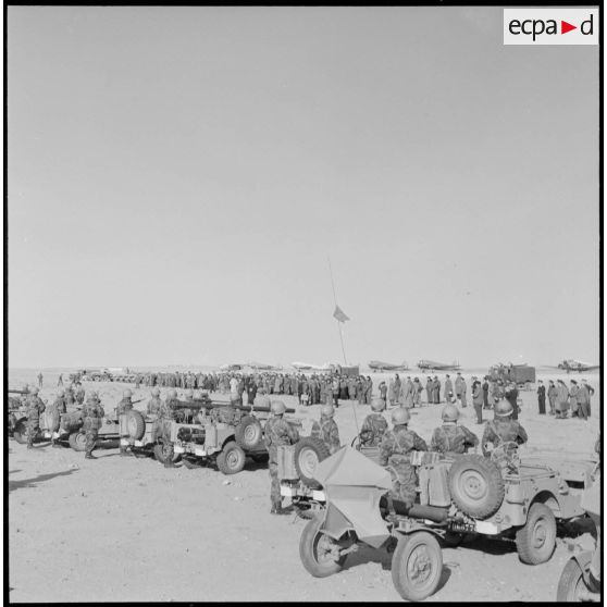 Hassi-R'Mel. Les soldats du 1er régiment de chasseurs parachutistes (RCP) arrivent en en jeeps devant les autorités.