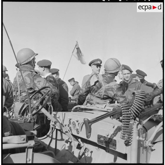 Hassi-R'Mel. Rencontre entre les autorités et les soldats du 1er régiment de chasseurs parachutistes (RCP).