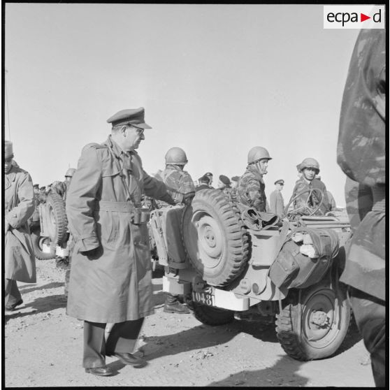 Hassi-R'Mel. Rencontre entre les autorités et les soldats du 1er régiment de chasseurs parachutistes (RCP).