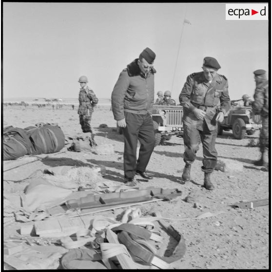 Hassi-R'Mel. Rencontre entre les autorités et les soldats du 1er régiment de chasseurs parachutistes (RCP).