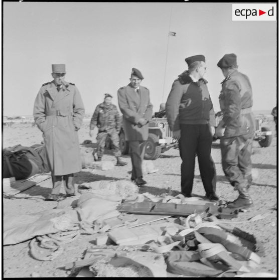 Hassi-R'Mel. Rencontre entre les autorités et les soldats du 1er régiment de chasseurs parachutistes (RCP).