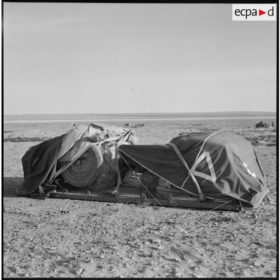 Hassi-R'Mel. Une jeep et son parachute.