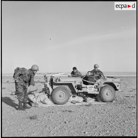 Hassi-R'Mel. Les soldats du 1er régiment de chasseurs parachutistes (RCP) préparent une jeep.