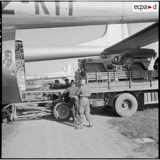 Hassi R'Mel. Opération Violet. Les soldats chargent les jeeps et le matériel dans un avion de transport Nord-2501 Noratlas.