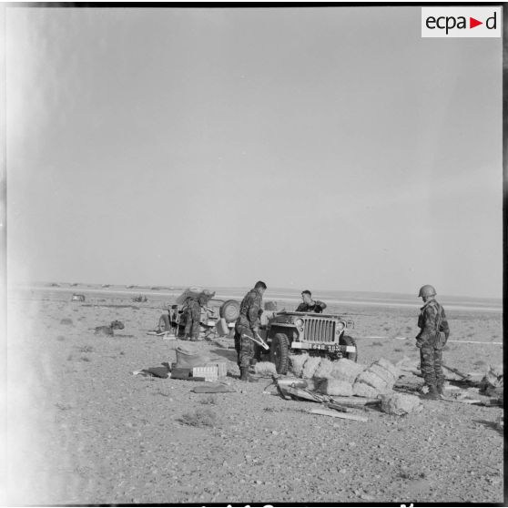 Hassi R'Mel. Opération Violet. Les soldats récupèrent les jeeps et le matériel.