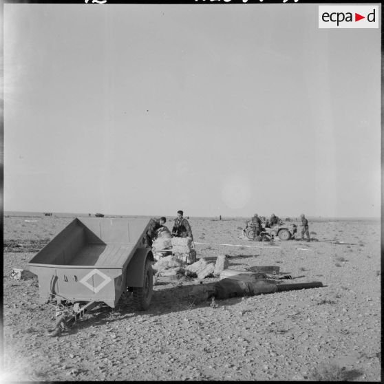 Hassi R'Mel. Opération Violet. Les soldats récupèrent les jeeps et le matériel.