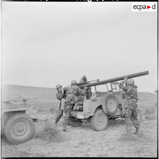 Hassi R'Mel. Opération Violet. Les soldats récupèrent les jeeps et le matériel.