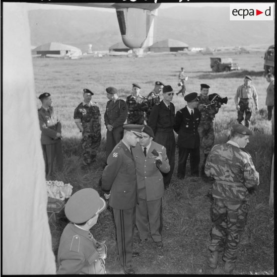 Hassi R'Mel. Opération Violet. Les soldats chargent les jeeps et le matériel, sous le regard des autorités.