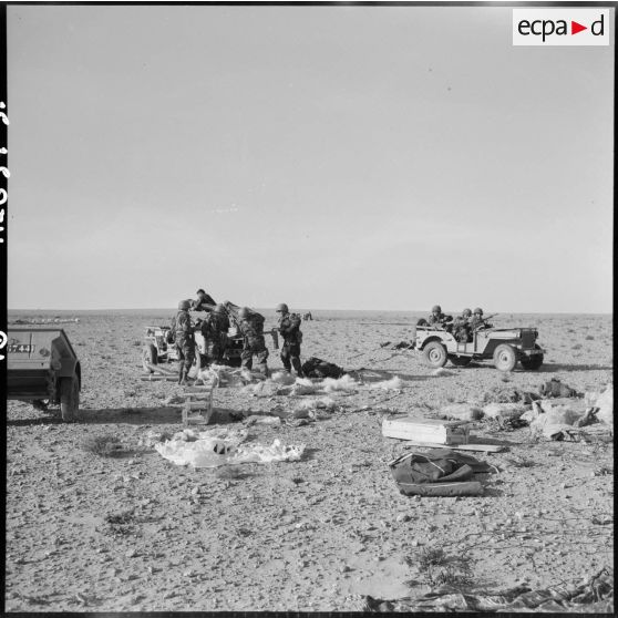 Hassi R'Mel. Opération Violet. Les soldats récupèrent les jeeps et installent un canon.