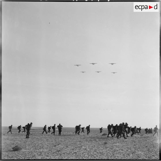 Hassi R'Mel. Opération Violet. Les parachutistes après leur atterrissage.