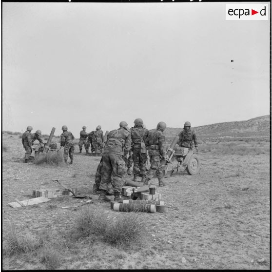 Hassi R'Mel. Opération Violet. Les soldats préparent les canons pour le tir.