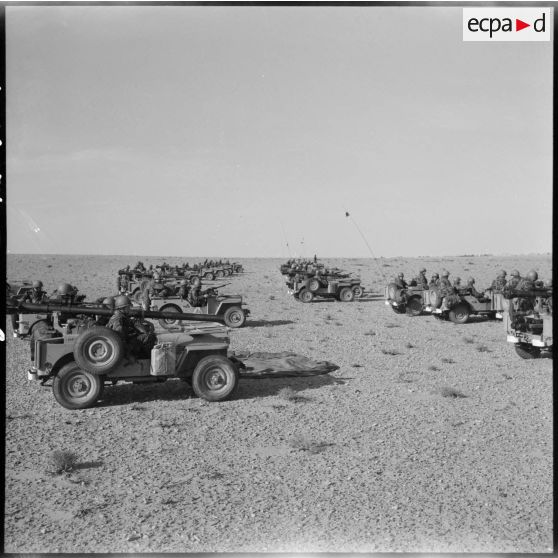 Hassi R'Mel. Opération Violet. Les soldats attendent le parachutage des jeeps et du matériel.