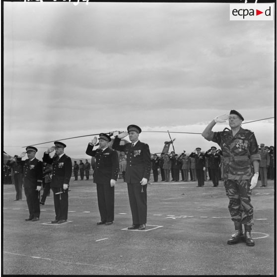 La Reghaïa. Base aérienne 146. Les autorités saluent pendant la cérémonie.