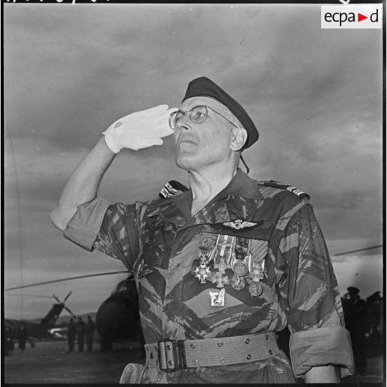 La Reghaïa. Base aérienne 146. Portrait du colonel Coulet saluant pendant la cérémonie.