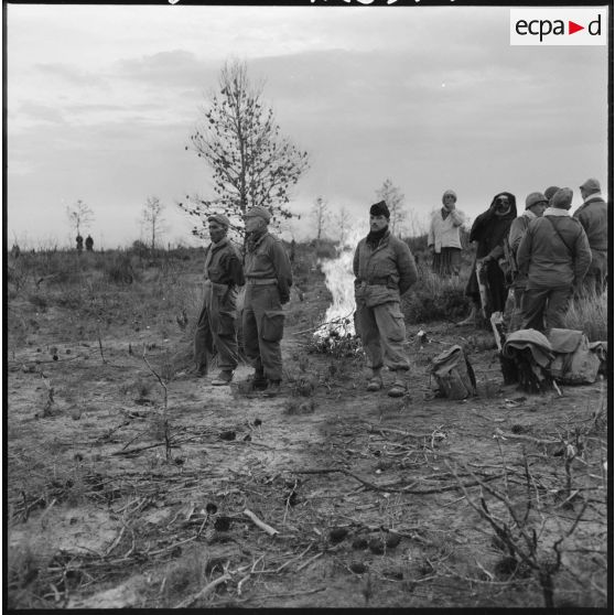 Opération Saïda n°1. Les soldats au poste de commandement.