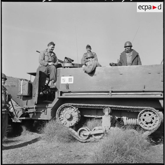 Opération Saïda n°1. Des soldats à bord d'un véhicule half-track M3A1.