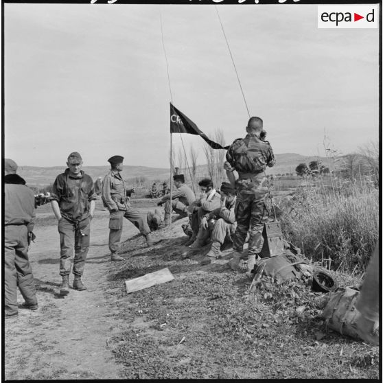 Opération Saïda n°1. Des soldats attendent les instructions.