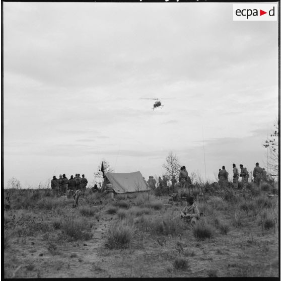 Opération Saïda n°1. Un hélicoptère Sikorsky H-34 survole le poste de commandement.