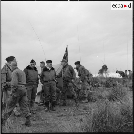 Opération Saïda n°1. Le colonel Bigeard au poste de commandement.