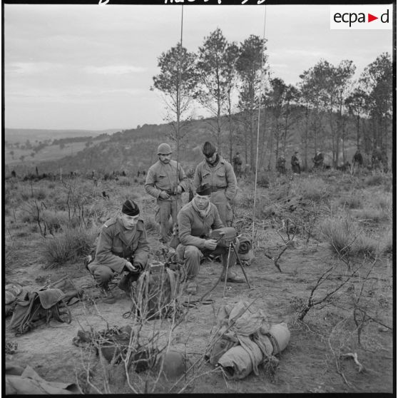 Opération Saïda n°1. Les soldats au poste de commandement.