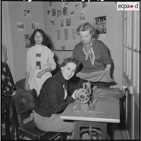 Saïda. Centre d'action sociale et de solidarisation féminine (CASSF). Une femme utilise la machine à coudre.