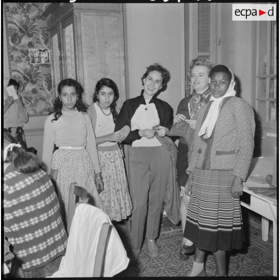 Saïda. Centre d'action sociale et de solidarisation féminine (CASSF). La directrice du centre avec des jeunes filles qui suivent les cours quotidiens.