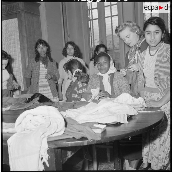 Saïda. Centre d'action sociale et de solidarisation féminine (CASSF). Des jeunes filles suivent un cours de couture.