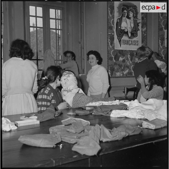 Saïda. Centre d'action sociale et de solidarisation féminine (CASSF). Des jeunes filles suivent un cours de couture.