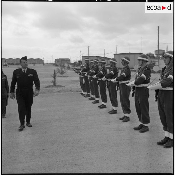 Visite du général Challe à Sidi-bel-Abbès et à Saïda. EEAC du 8ème régiment d'infanterie motorisé (RIM) de Saïda.