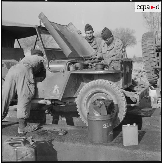 Préparatifs pour le départ en opération du 8ème régiment d'infanterie motorisé (RIM) de Saïda.